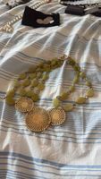 Collier sautoir pierres vertes et pendentifs dorés