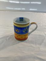 Bunte Tasse mit floralem Muster – Einzelstück