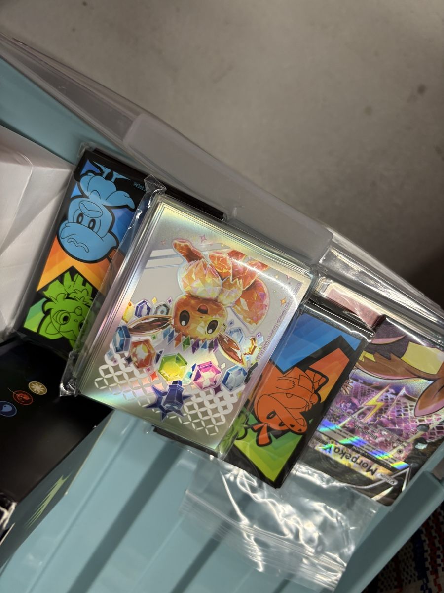 Pokémon Cartes à collectionner: Sleeves and morpeko v card bundle  – Neuf avec emballage d'origine à Zürich par ban_wfc2 2