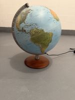 Beleuchteter Globus mit Holzfuss