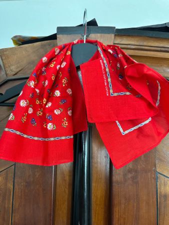 Rotes kleines Tuch rot