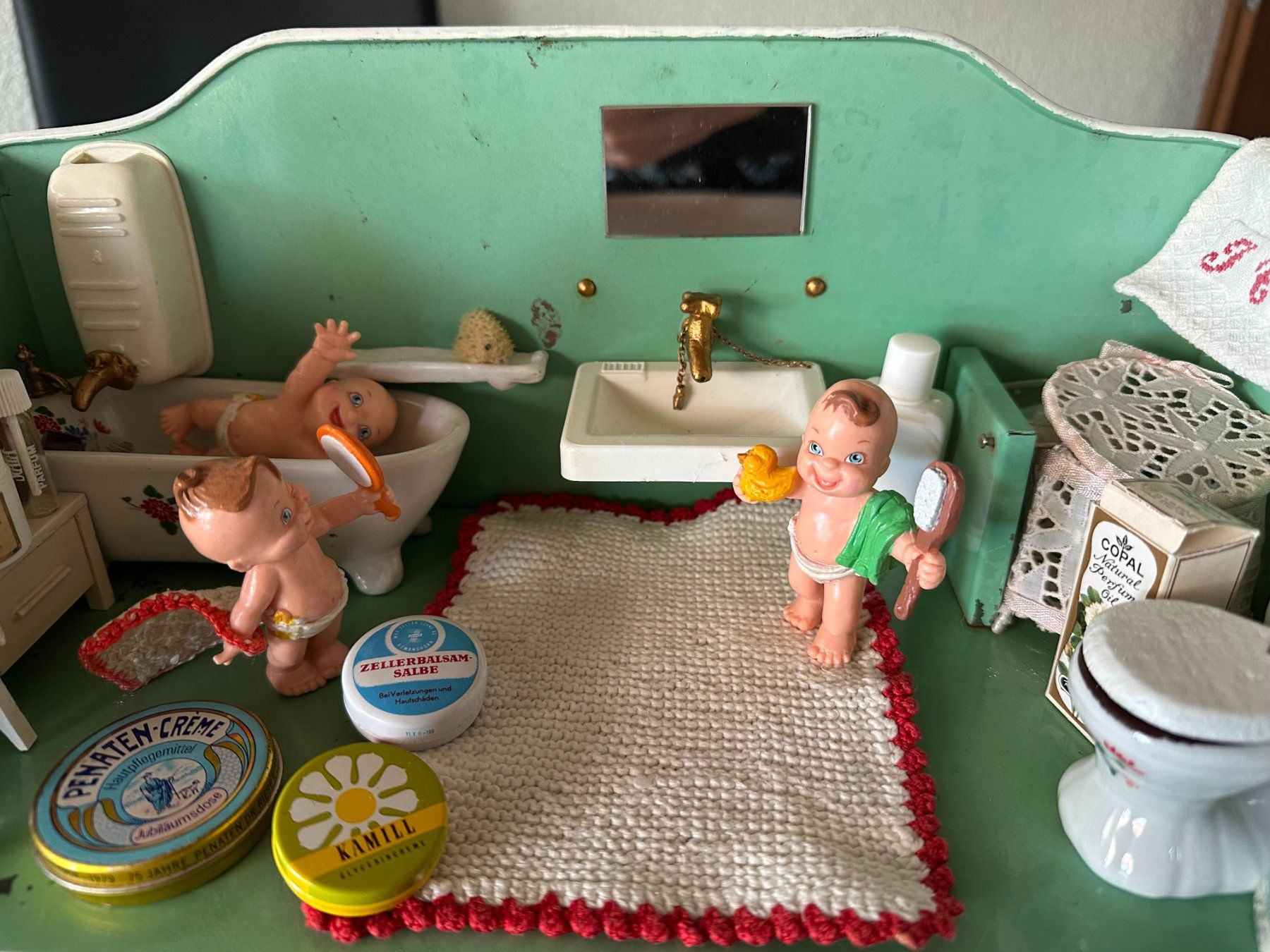 Spielzeuge: Schönes Puppenbadezimmer – Gebraucht aus Mühlethal von Buntfarbe 1