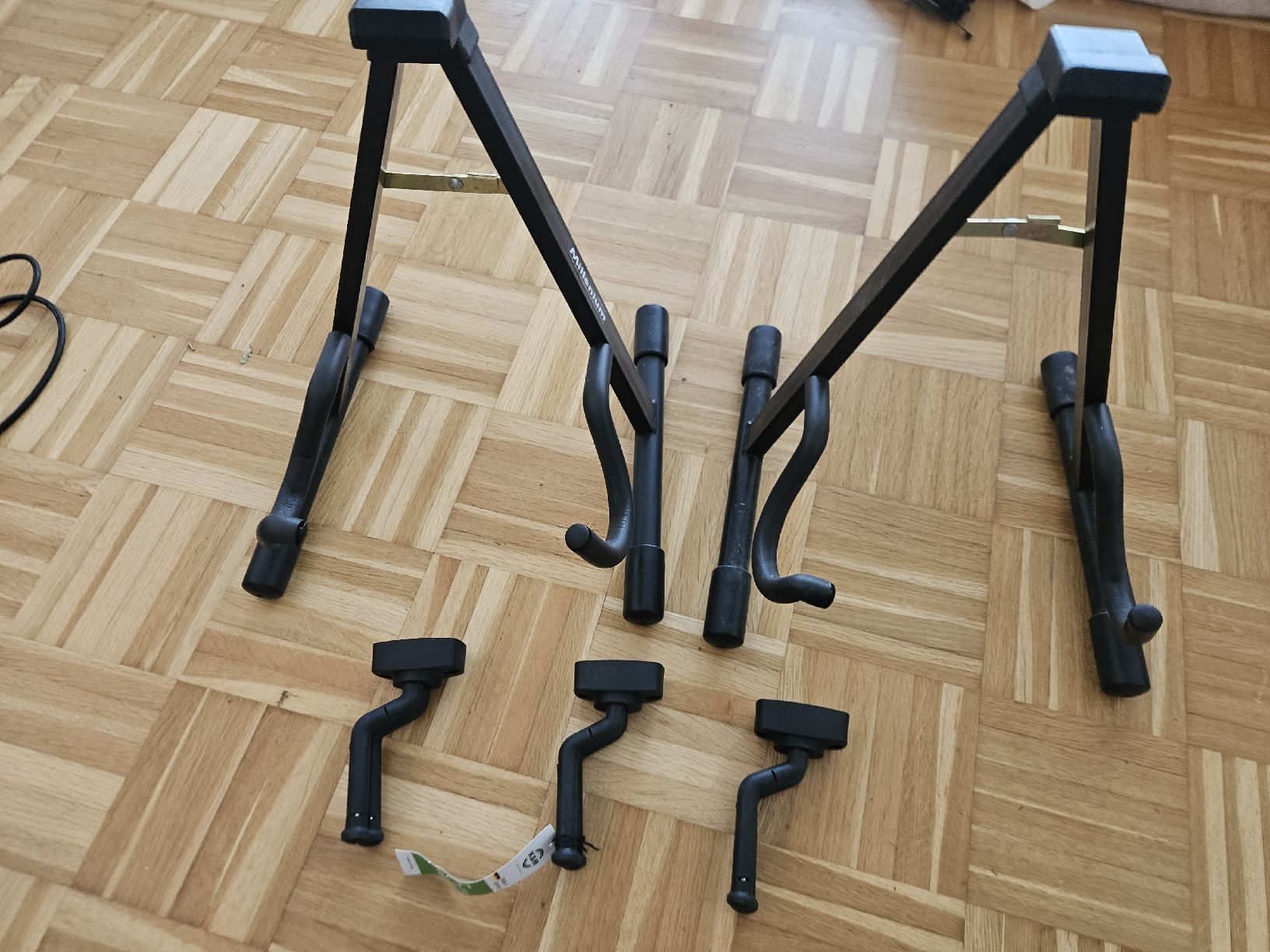 Supporti per strumenti musicali & leggii: 2 Gitarrenständer und 3 Hängeelemente – Usato da Unterkulm venduto da paddyK