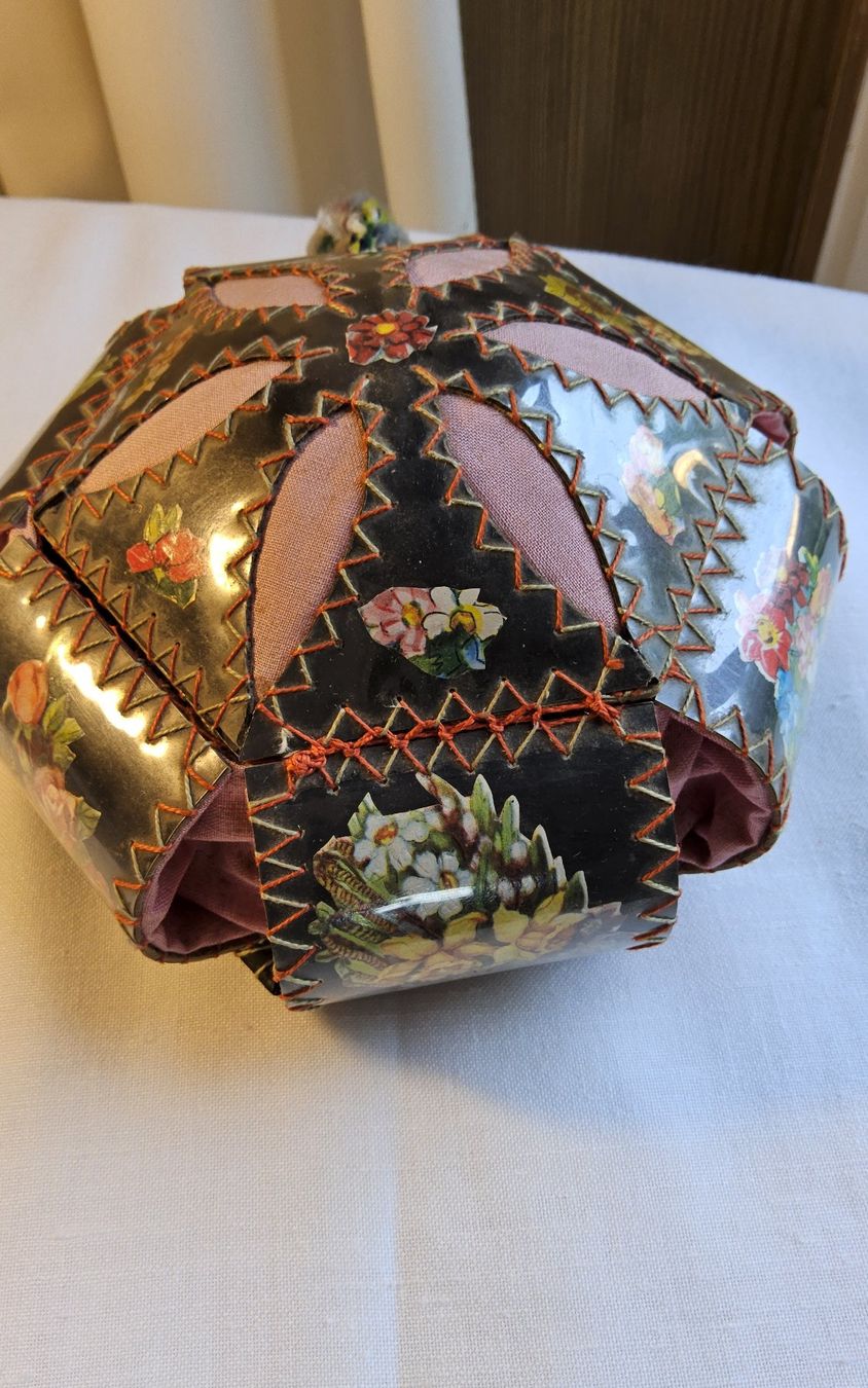 Barattoli: Antike Schatulle mit Blumenmuster, Handarbeit, ca. 1930-40 – Usato da Zürich venduto da philpip 6
