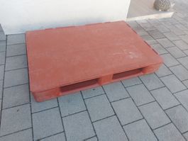 Kunststoff Palette, robust und wetterfest, rotbraun