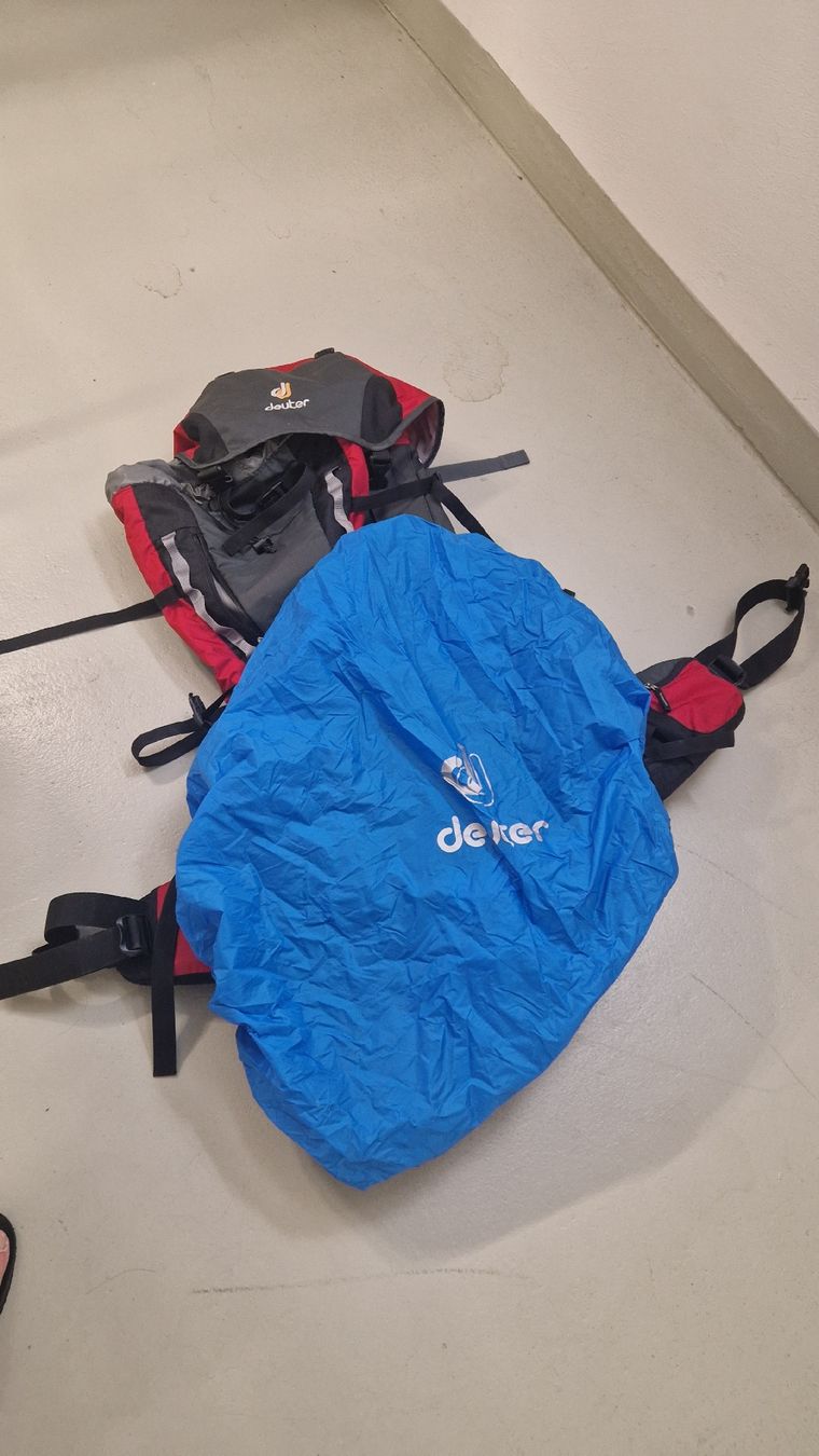 Deuter Zaini: Deuter Rucksack rot/grau gebraucht – Usato da Luzern venduto da tkmdds 3