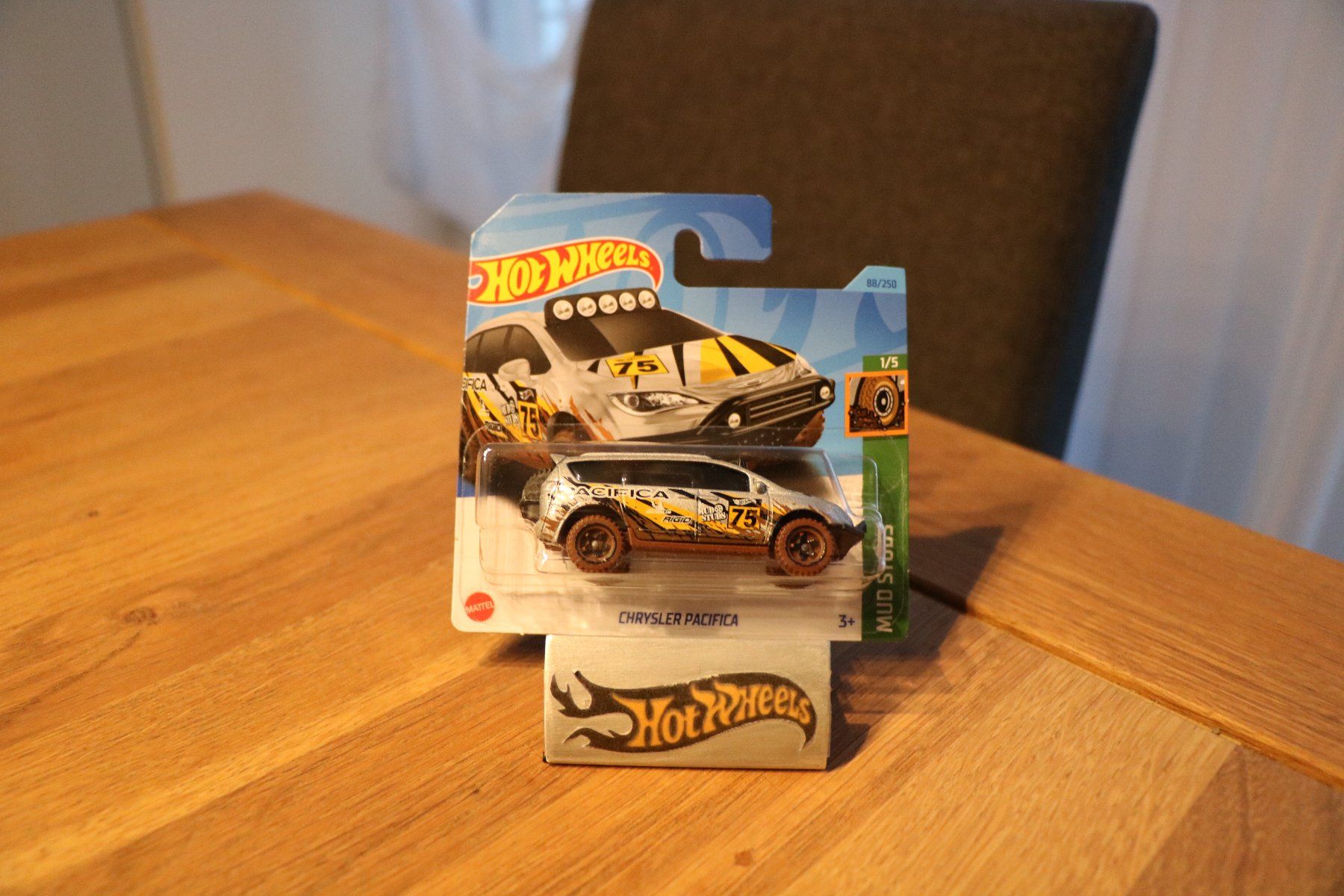 Hot Wheels Modellini d'auto: Hot Wheels Mud Studs 2023 Chrysler Pacifica 1/5 S – Nuovo e nell'imballaggio originale da Adlikon venduto da Mmartin0