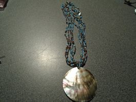 Kette hellblaue/braune Perlen/Anhänger rund, gross, braun