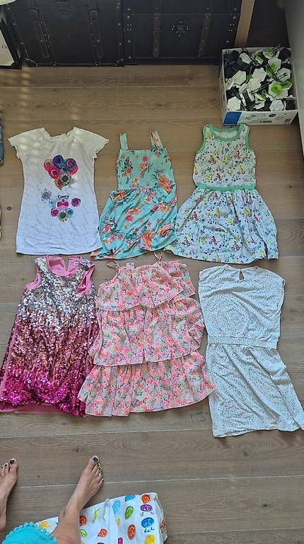 Lotti & Set di vestiti: Viele verschieden Kleider Gr. 134/140 – Usato da Hagneck venduto da Excite3