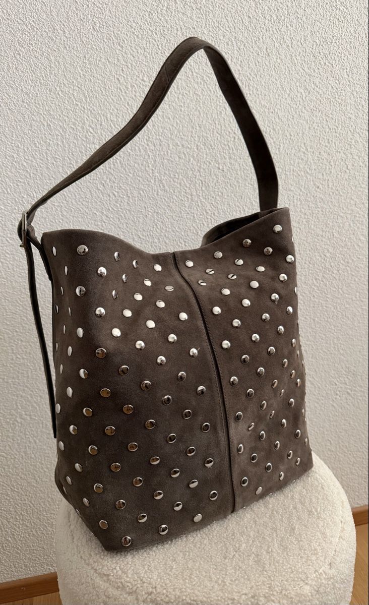 Mango Borse: Mango Bucket Bag aus Leder mit Nieten – Nuovo (secondo la descrizione) da Herisau venduto da LauraHope 1