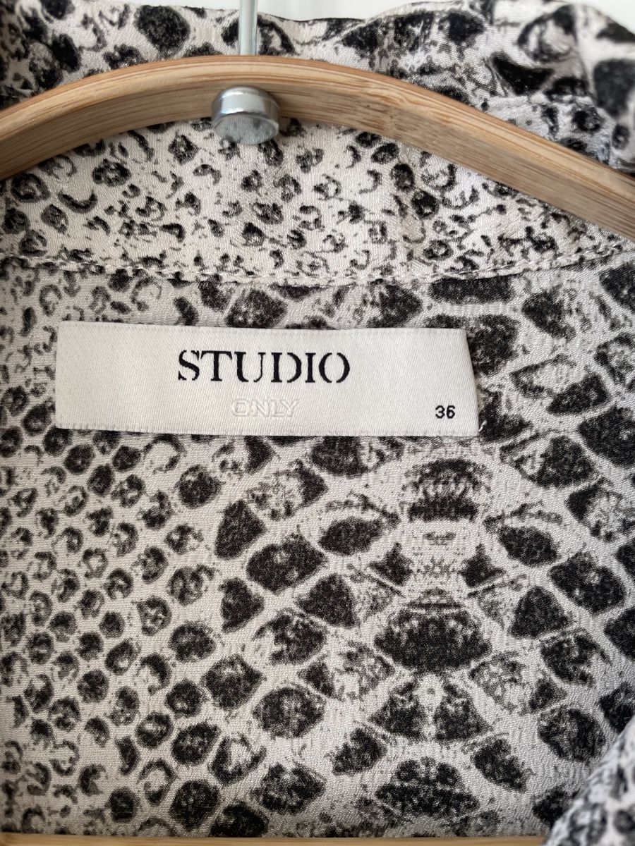 Only Camicette: STUDIO ONLY Bluse Hemd Gr. 36 Schlangenmuster Snake Print – Usato da Neukirch an der Thur venduto da bee88 2