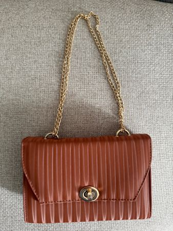 Elegante braune Handtasche mit Golddetails – Neuwertig!