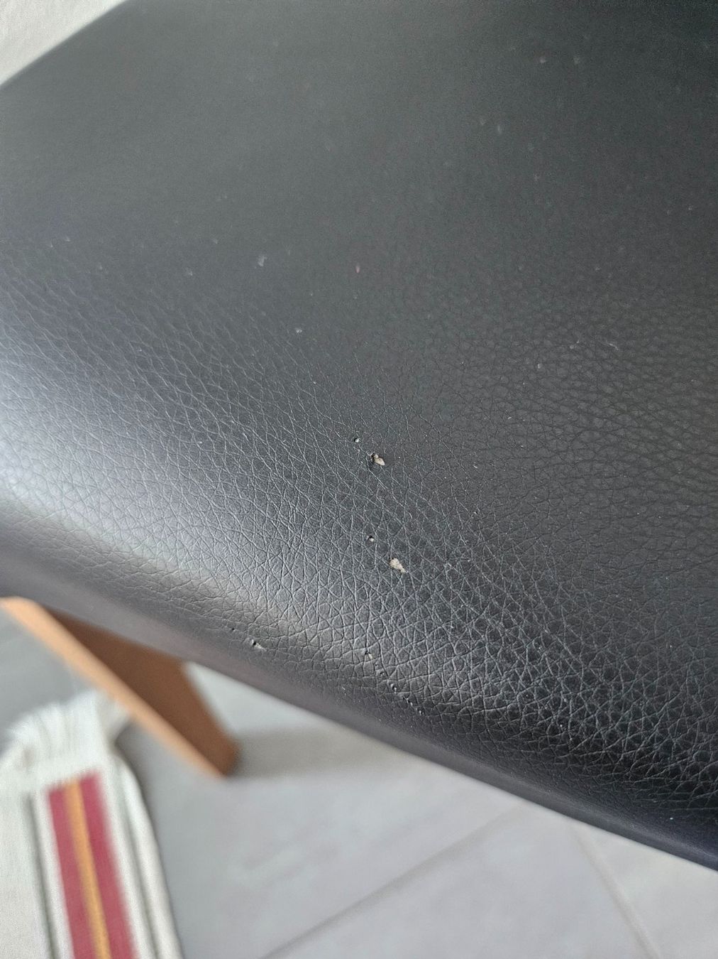 Conforama Sedie: chaises salon simili-cuir noir – Usato da Villaz-St-Pierre venduto da 2qu_7dg8 4