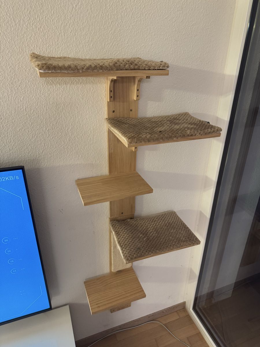 Tiragraffi: Wooden Cat Tree Wall Mounted – Usato da St-Sulpice VD venduto da CedricFiedler