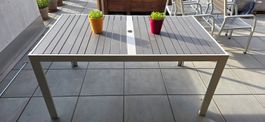Moderner Gartentisch