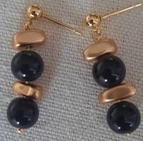 Elegante Ohrringe mit schwarzen Kugeln und goldenen Steinen