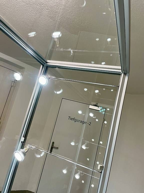 Vetrine: Hochwertige Standvitrine mit Rollen, beleuchtet, – Usato da Zürich venduto da Dica1 3