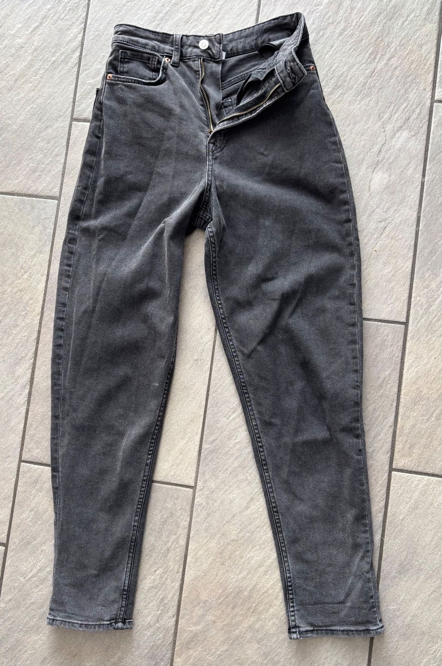 H&M Jeans: Jeans schwarz, Gr. 36 – Usato da Sins venduto da sinserin