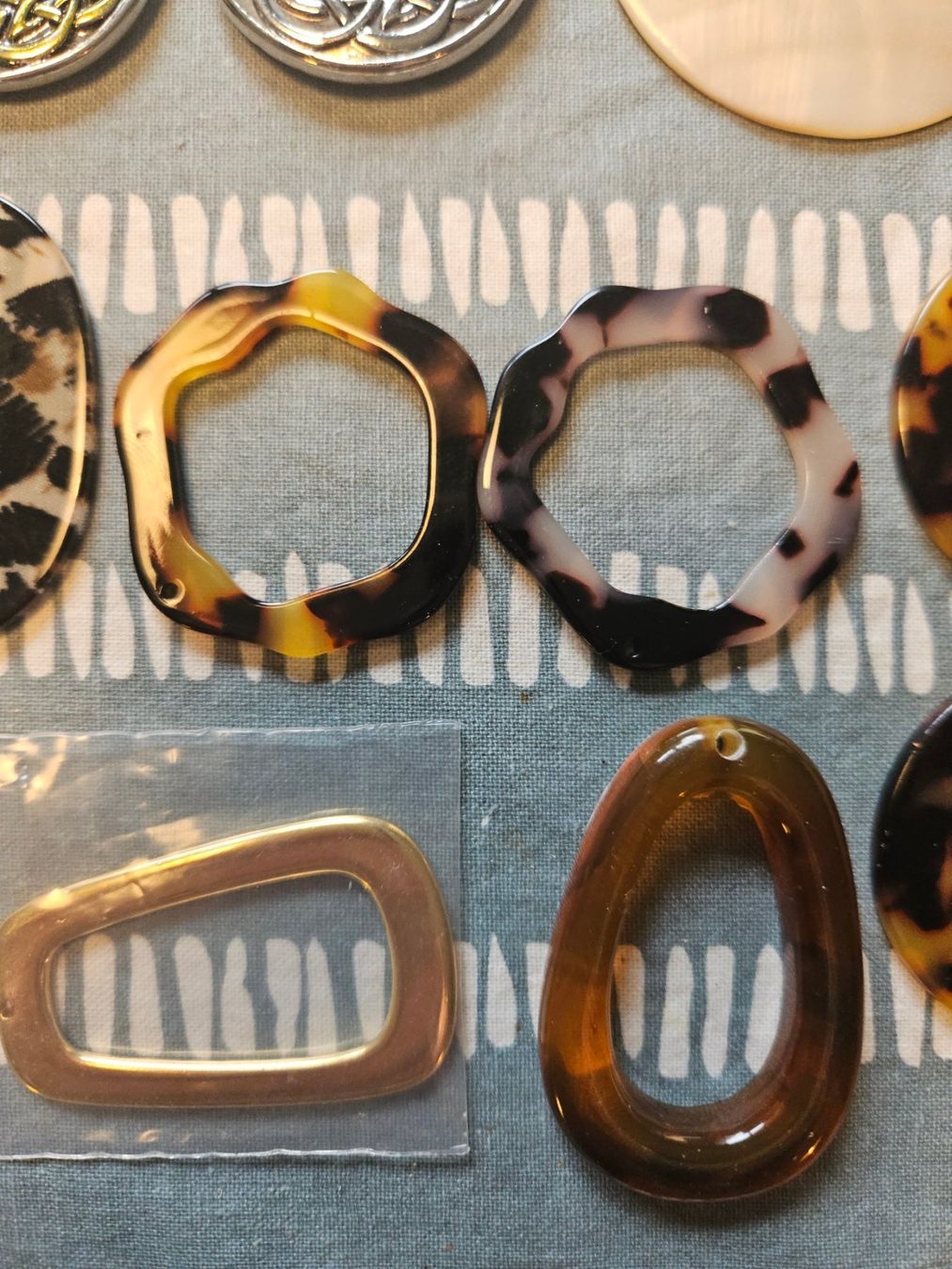 Sonstiger Schmuck: 33 boucles acétate pour bijoux pendentifs – Neu und originalverpackt aus Thônex von lacomtessedesfees 8