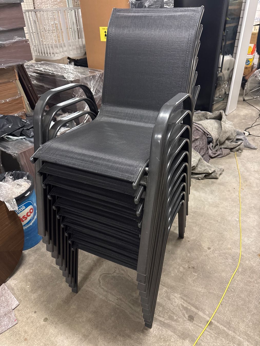 Chaises: Stapelstühle Gartenmöbel 10 Stück – D'occasion à Dietlikon par HighspeedUmzug