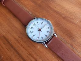 Braune Armbanduhr mit Quarzwerk