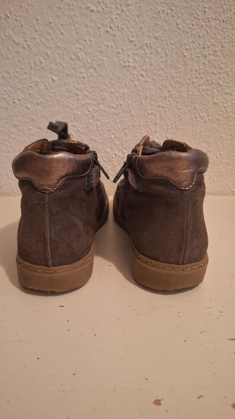 Schuhe für Jungen: Schuhe Mädchen 34, Wildleder Braun – Gebraucht aus Richterswil von C011 3