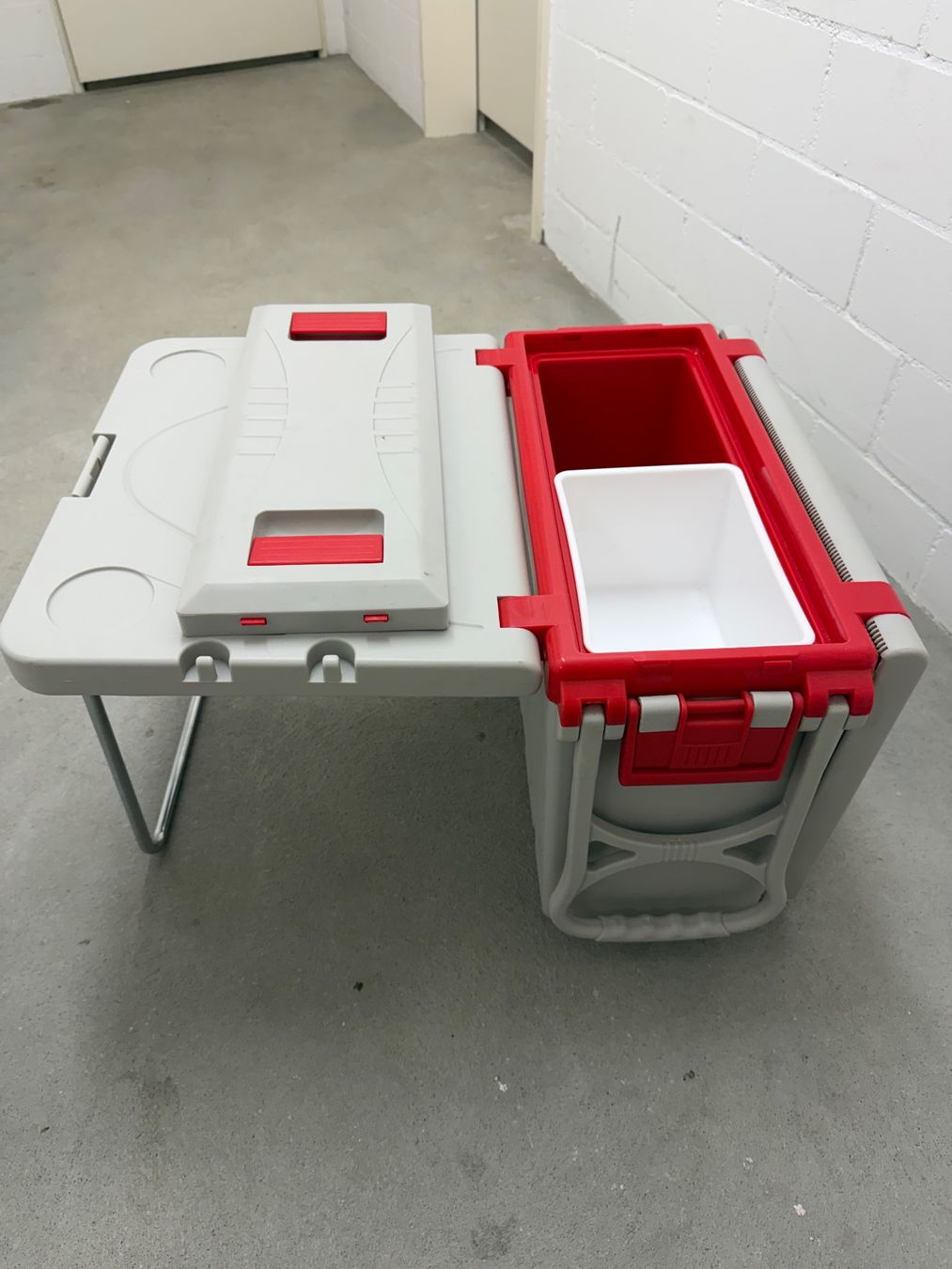 Tischset: Capmping Tisch mit Stühlen und Box all in one – Gebraucht aus Lyss von Pudischweiz