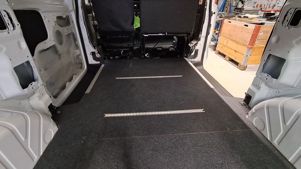 Ford Tutti pezzi di ricambio auto: Laderaumboden 2 teilig für Ford Transit Custom 2023 – Usato da Alpnach-Dorf venduto da Hess-Automobile 5