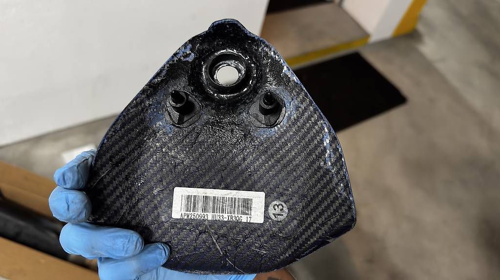 Tutti i ricambio per moto: Tekmo Carbon Zündschloss-Abdeckung Husqvarna 701 – Usato da Rumlikon venduto da Kapi04 1