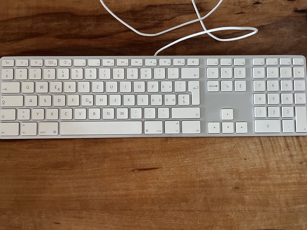 Apple Claviers: Clavier Apple avec pavé numérique, – D'occasion à Ligerz par SparkleX