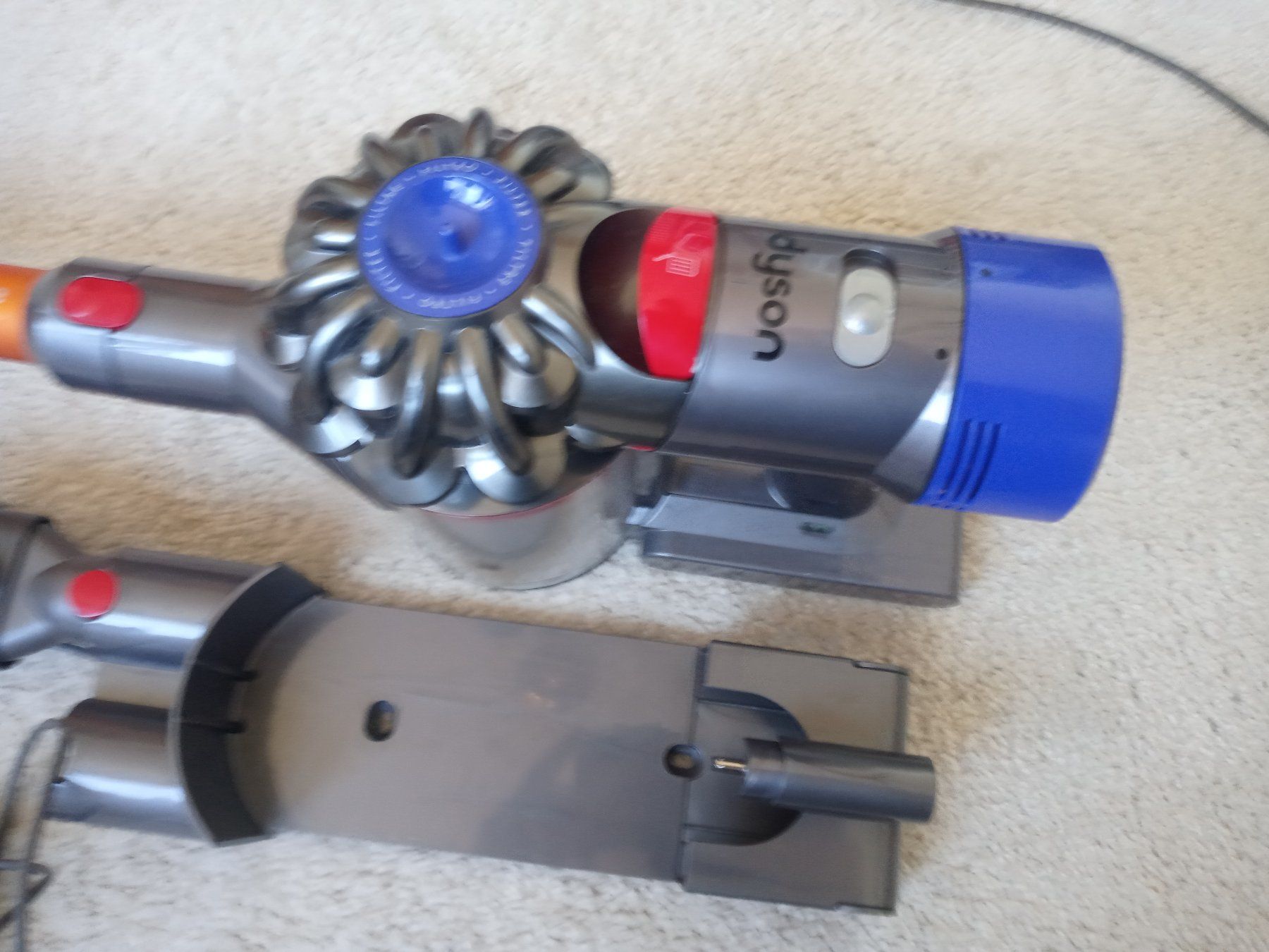 Dyson Aspirateurs & Accessoires: Handstaubsauger Dyson V8 – D'occasion à Prez-vers-Siviriez par Monija70 2