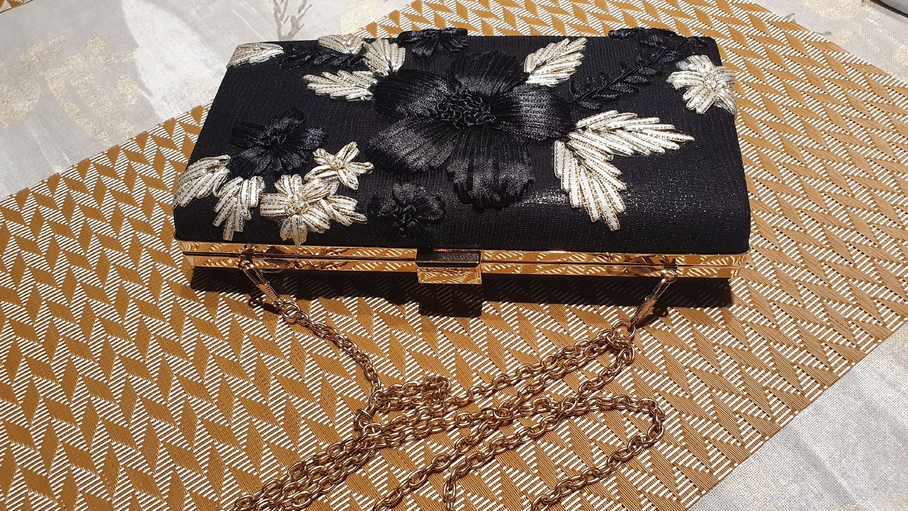 Borse da donna: Sac à main festif noir et or – Nuovo e nell'imballaggio originale da Avry-sur-Matran venduto da cec_nhz8 2