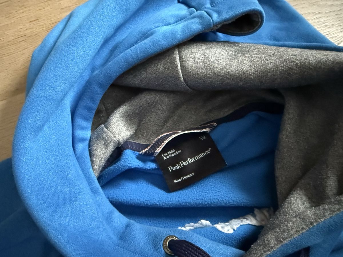 Peak Performance Pullover & Sweatshirts: Peak Performance Kapuzenpullover blau – Gebraucht aus Rubigen von Elmacino 3