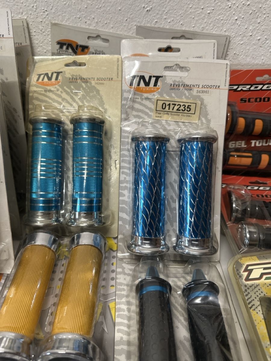 Toutes les pièces détachées moto: Assorted Motorcycle Handlebar Grips Set New – Neuf avec emballage d'origine à Elsau par MANWITHVAN 1