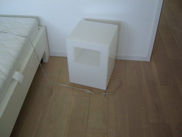 Tables de nuit: Nachttisch mit integrierter Lampe – D'occasion à Amriswil par lindenmannkia 2