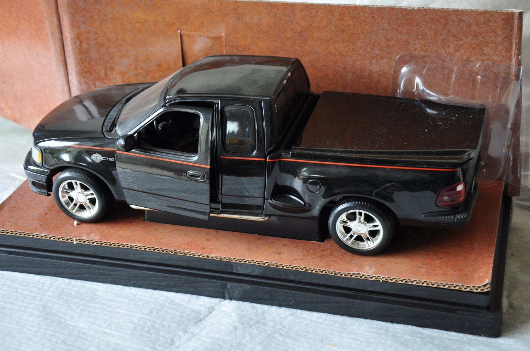 Ford Modellini d'auto: Ford 150 Pickup Harley Davidson – Nuovo e nell'imballaggio originale da Ebnat-Kappel venduto da Aallerlei 1