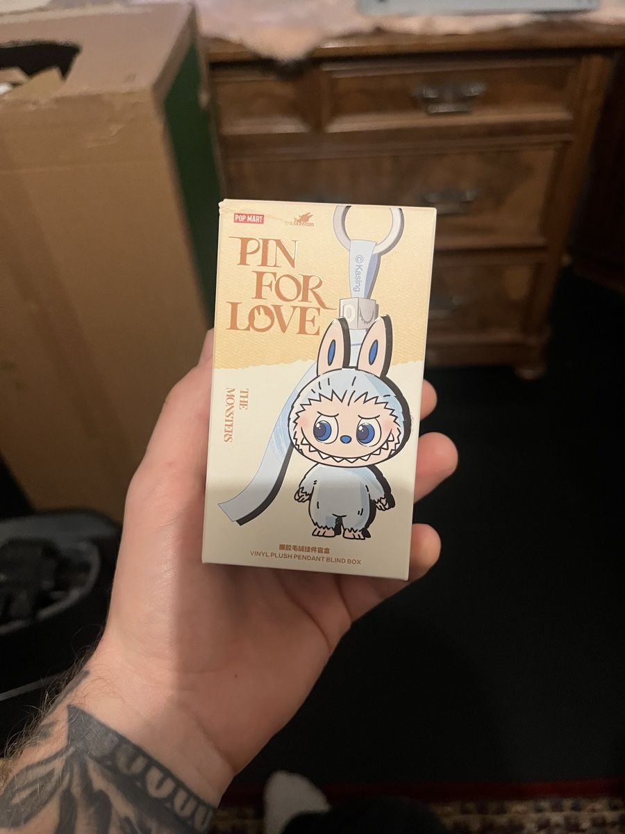 Pop Mart Statuette: Pop Mart Labubu Pin for Love New Original – Nuovo e nell'imballaggio originale da Solothurn venduto da CityNordMarketplace