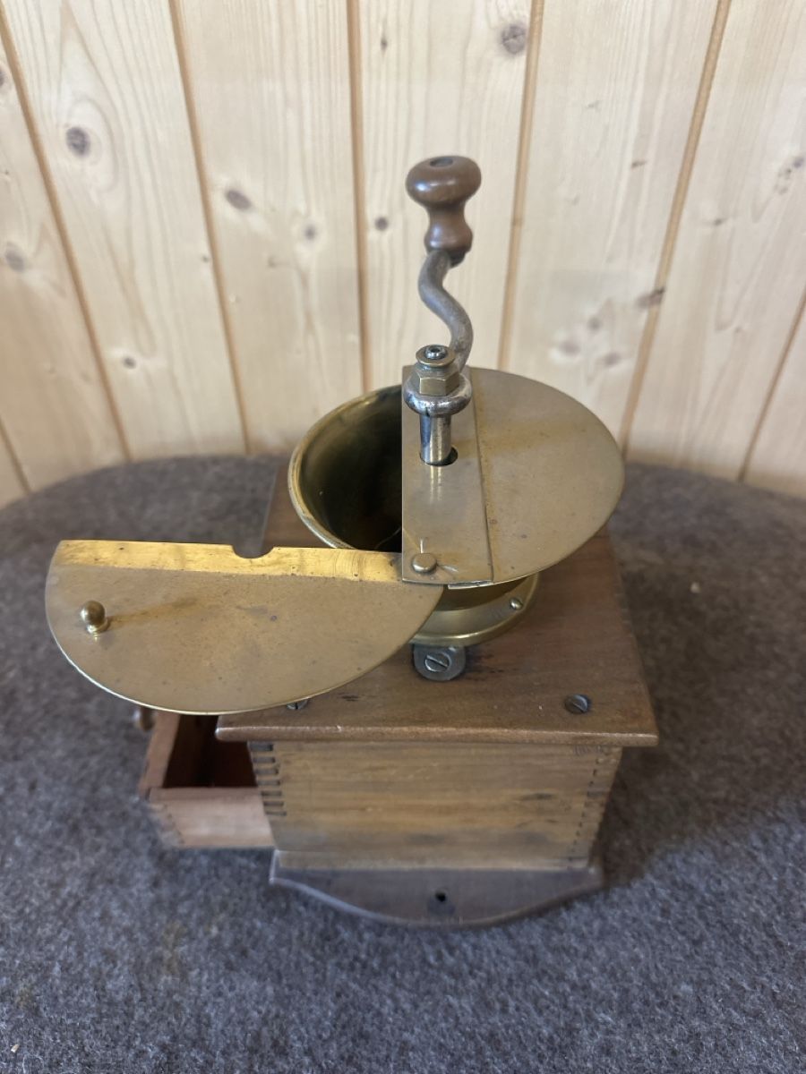 Macchine per caffè & Macchine per espresso: Antike Kaffeemühle Holz Messing – Usato da Baar venduto da Hillsboro 3