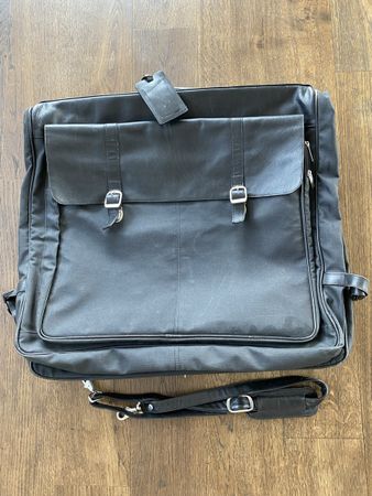 Schwarze Reisetasche Kleidersack aus Leder von Wilsons