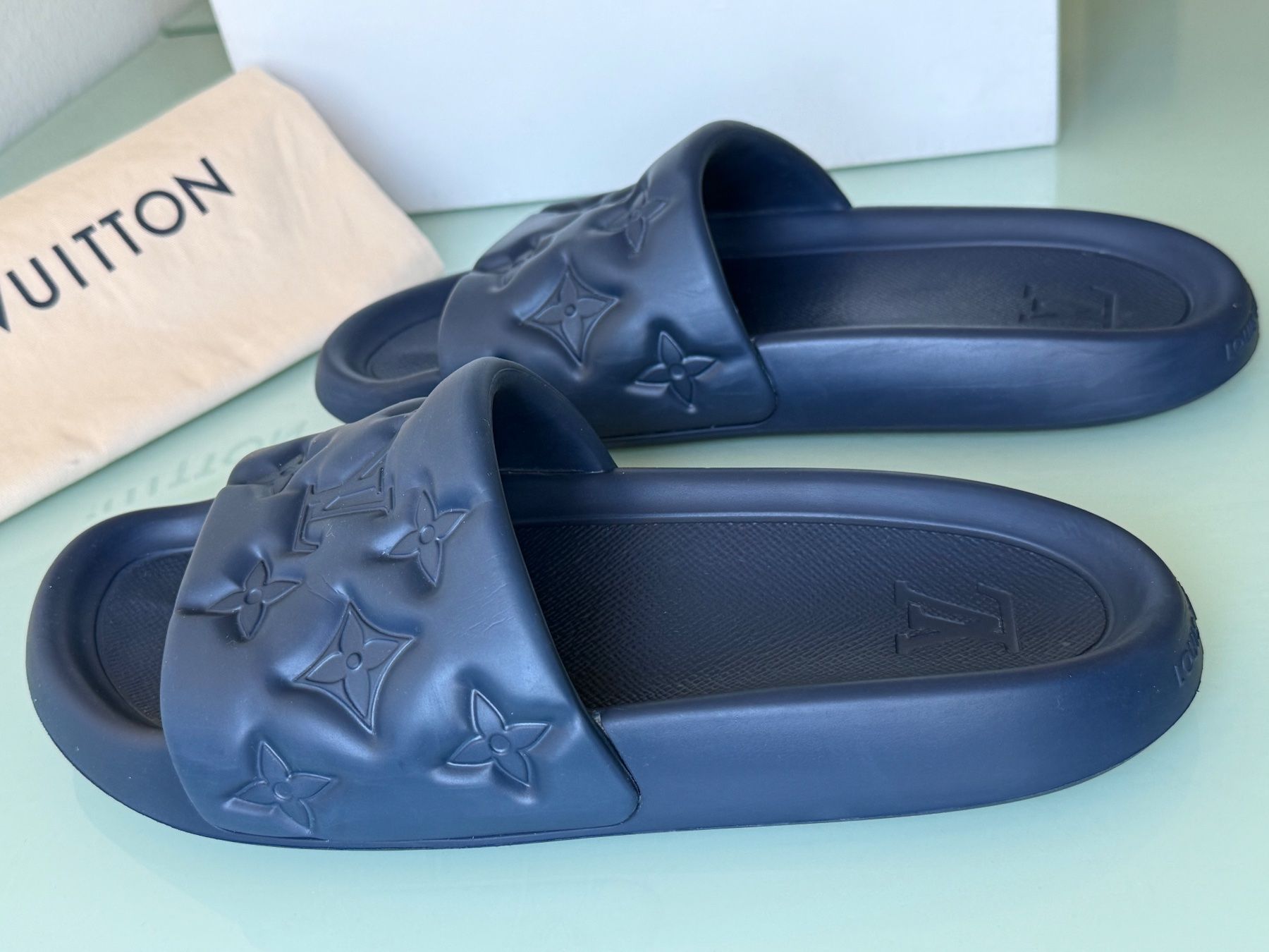 Louis Vuitton Scarpe da uomo: LOUIS VUITTON Waterfront Monogram Embossed Mule Slide 43.5 – Usato da Kreuzlingen venduto da kruezbiz 5