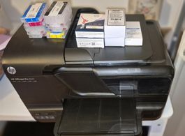HP Officejet Pro 8600 Drucker mit viel Ersatzpatronen