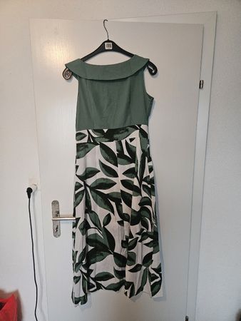 Sommerkleid mit Blätterprint