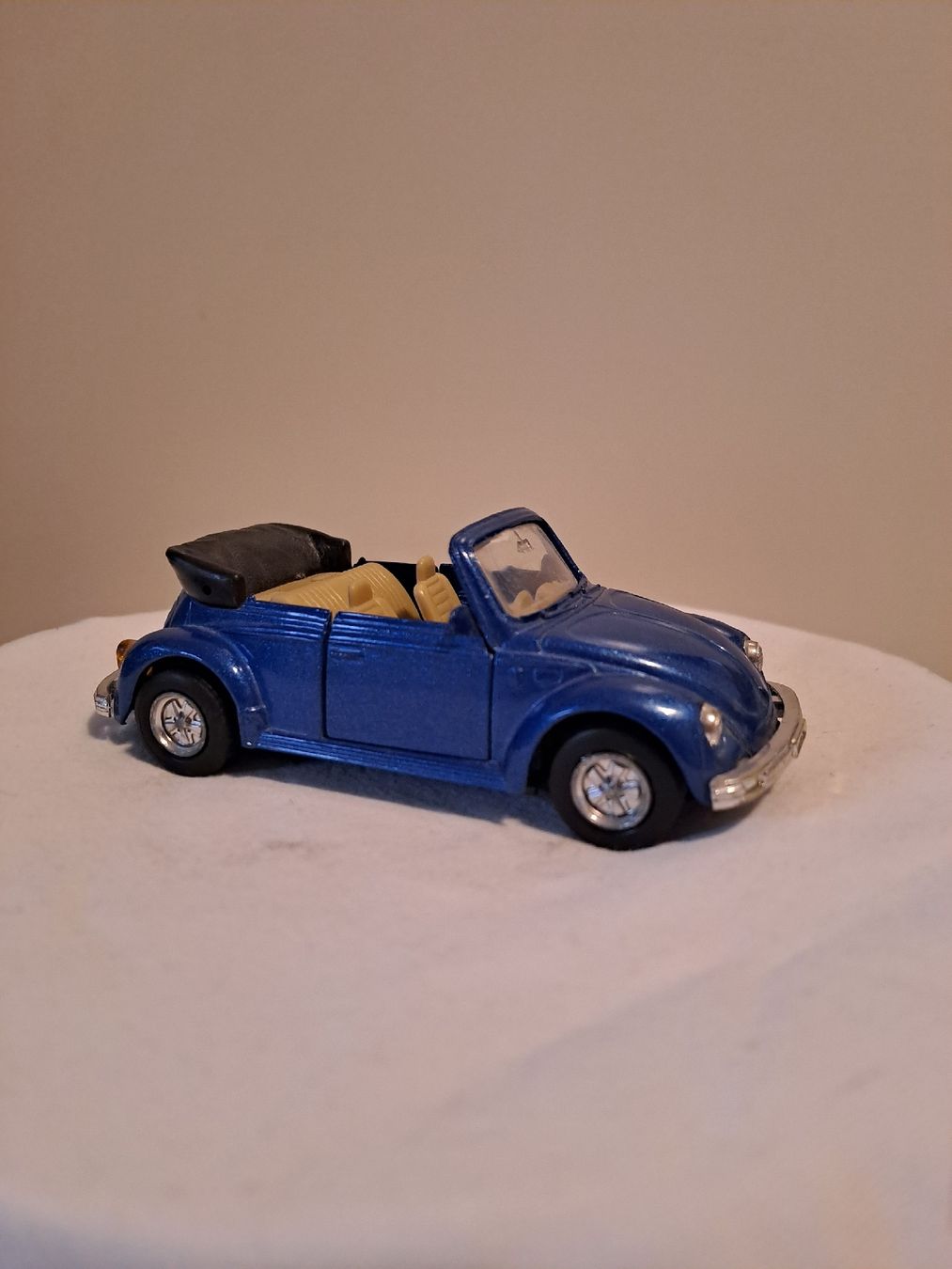 Volkswagen Modellini d'auto: Vintage VW Käfer 1303 Cabrio Modellauto – Usato da Wädenswil venduto da FrieBro 2