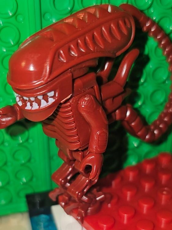 Figurines: Alien Xenomorph Figur rot – D'occasion à Oberuzwil par Peppi56