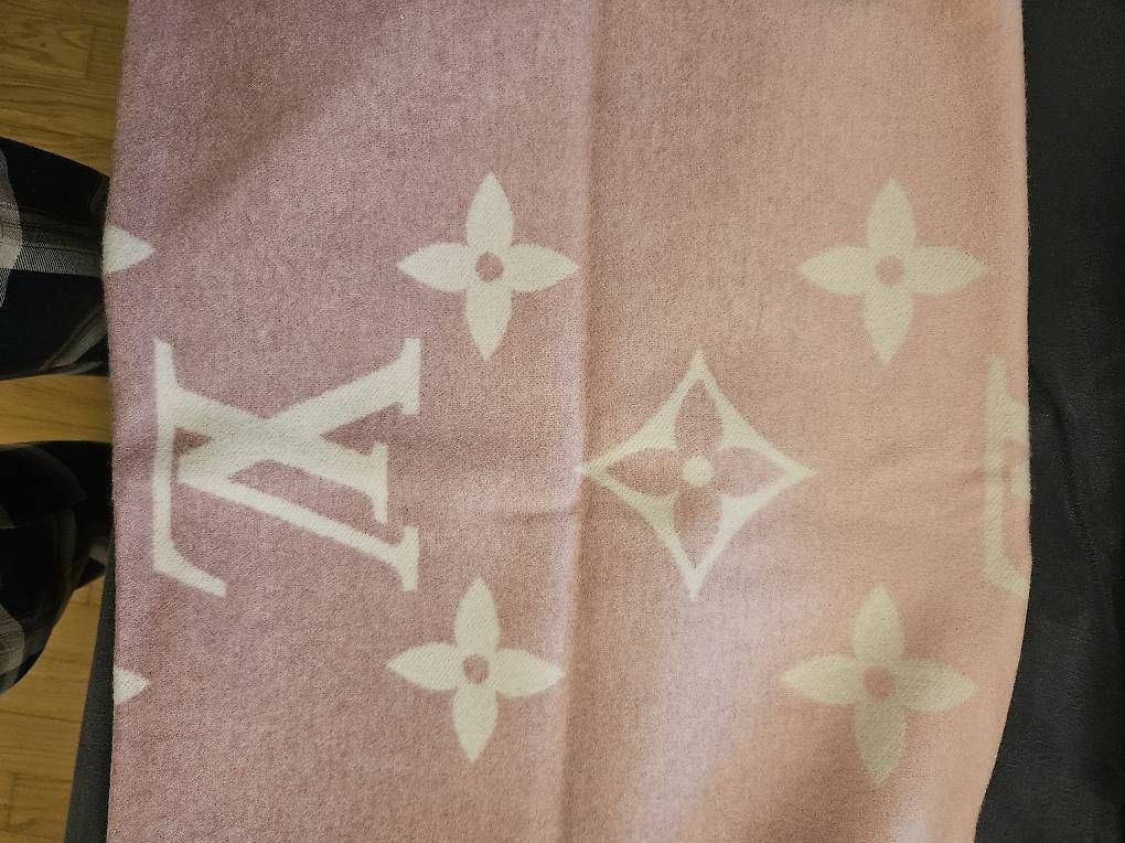 Louis Vuitton Foulard & Sciarpe: LV Reykjavik Rosa Beige – Usato da Ottenbach venduto da RaRo 1