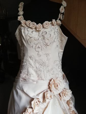 Traumhaftes Brautkleid mit Rosen, Grösse 40/42 zu verkaufen
