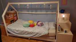 Kinderbett mit Hausoptik