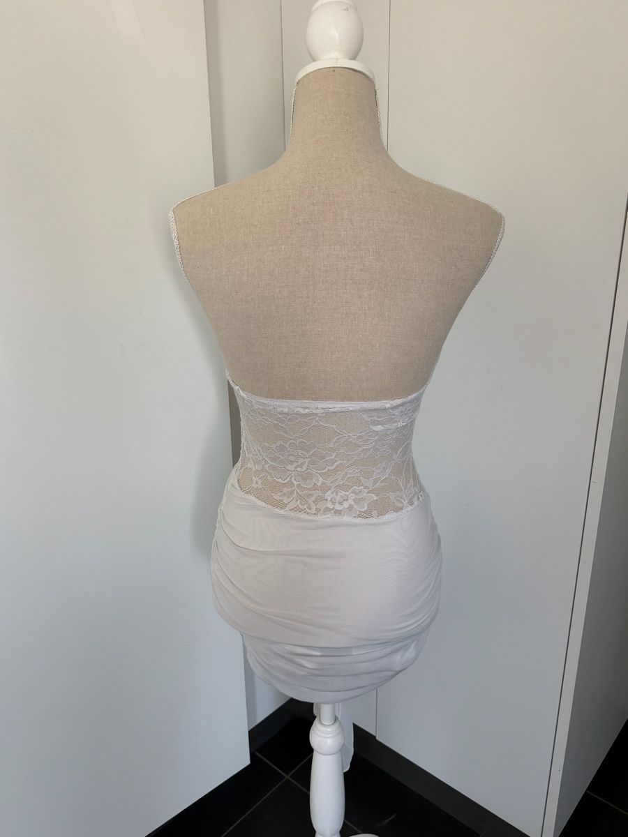 Robes: Trägerloses Kleid Weiss mit Spitze – D'occasion à Münchenwiler par aleaaurora 2