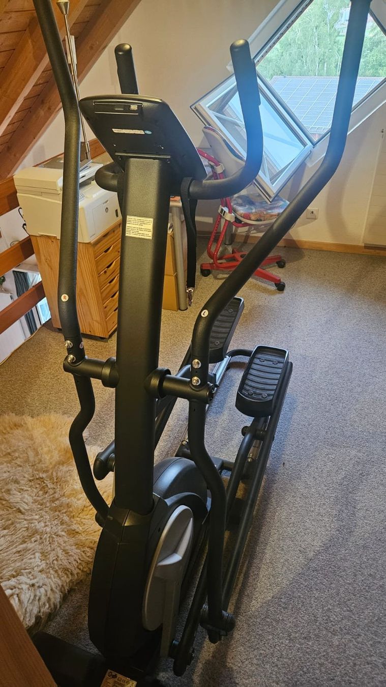 Maxxus Vélos d'appartement: Defekter Maxxus-Crosstrainer an Bastler zu verschenken – Défectueux à Elgg par pas_v8z8