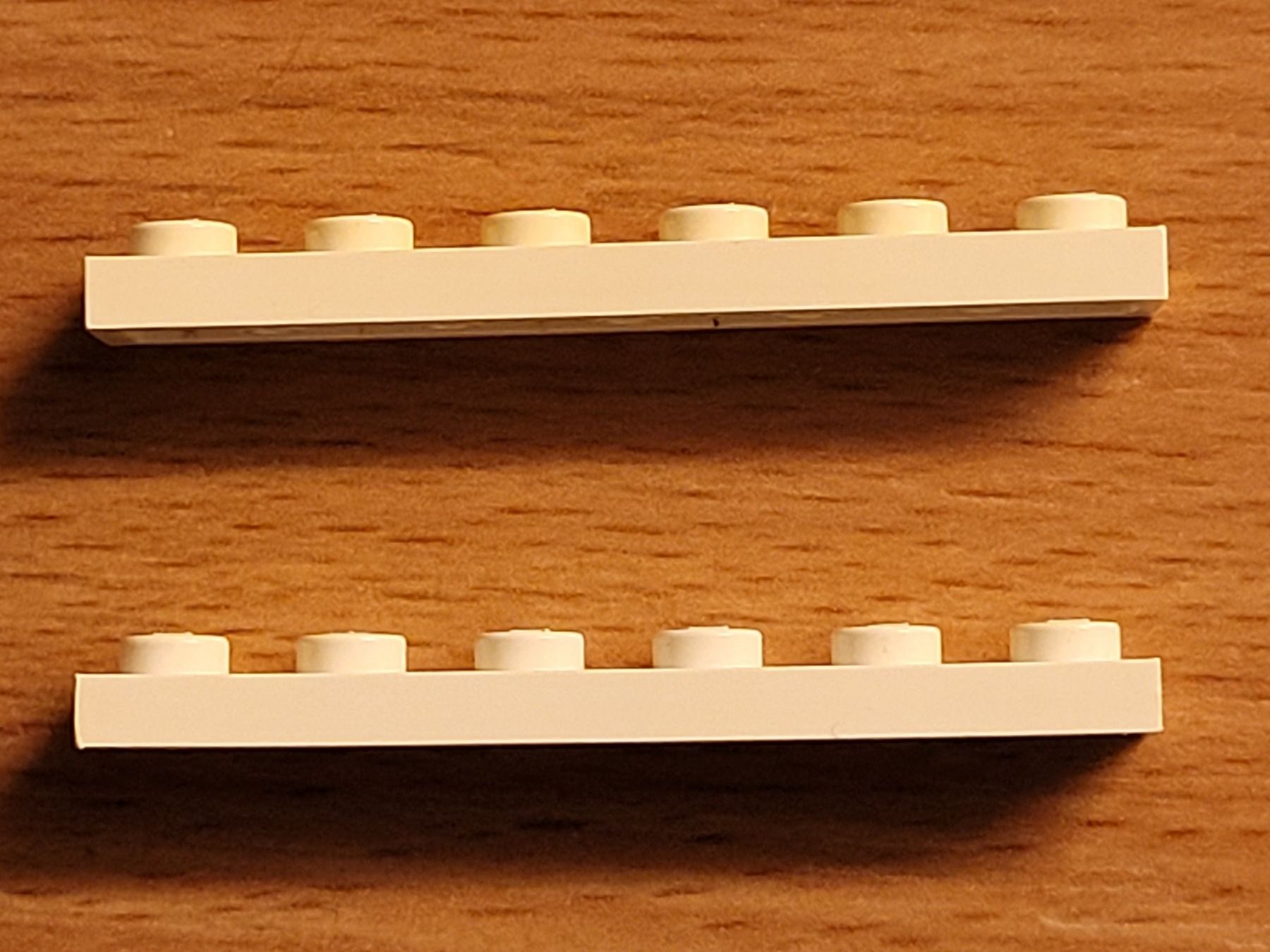 Lego Kit di costruzioni: Lego - 2 pièces blanches plates à 6 tenons – Usato da Payerne venduto da tintin08 2